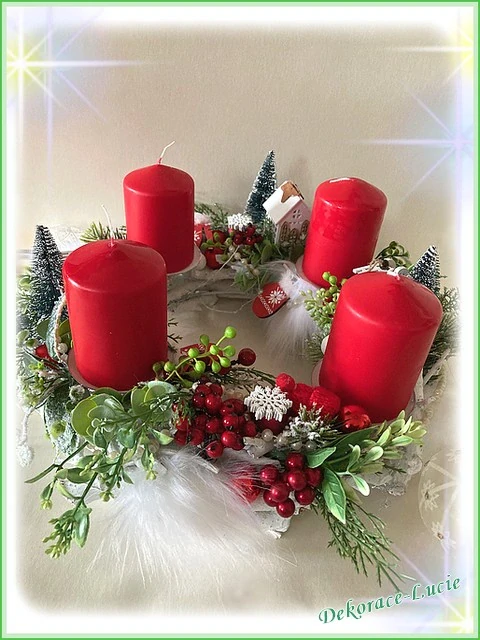 Adventní věnec červeno-bílý